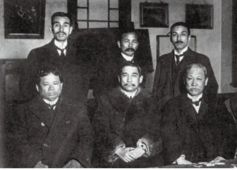 宋耀如(前排左一) / 孫中山(前排中間)