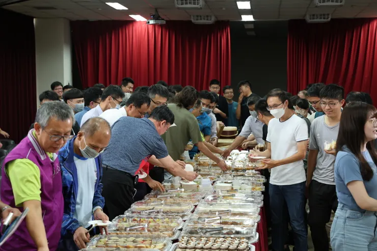 【同仁享用茶點】