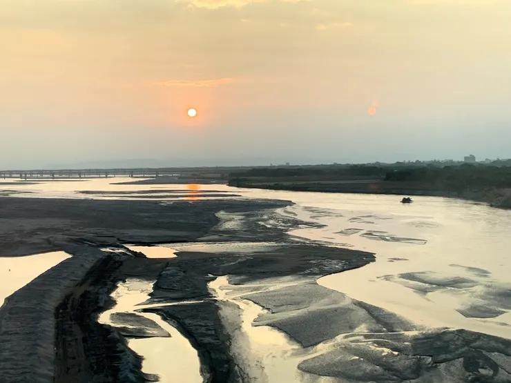 高鐵南下途中拍攝的濁水溪，夕陽映照水面，像是鄉愁的倒影。