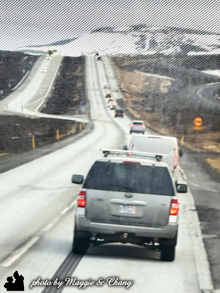 搭上冰島遊覽車後，沿途的視野開始發生轉變。窗外的世界宛如一幅幅巨大的自然油畫 是那連綿不絕的火山黑地與覆雪山巒交織出的蒼茫，是空氣中瀰漫的靜寂與神祕，是第一次真正感受到「世界的盡頭」，竟如此壯闊而孤絕。