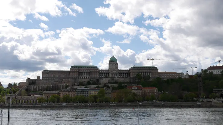 走到岸邊首先映入眼簾的就是對岸的布達城堡