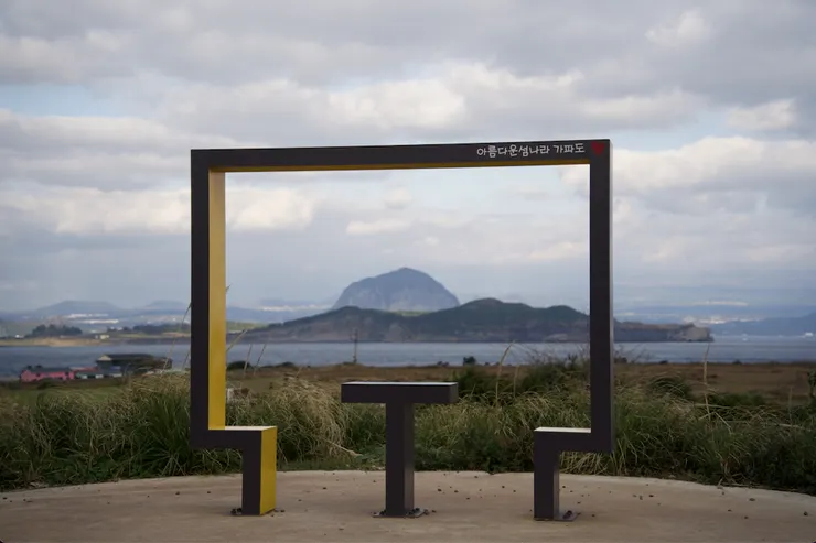 從加波島可以望向不遠處的山房山（Zeric Huang 攝）