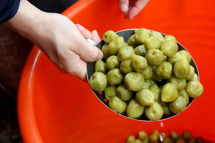 脫水之後，可以撈出來準備進行糖漬的工序