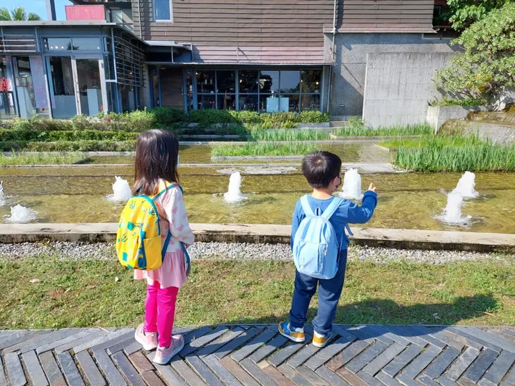 門口旁邊的噴水池