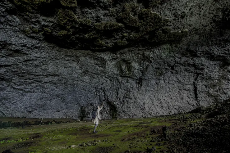榆鈞錄音於燕子洞。／攝影：黃宏綺