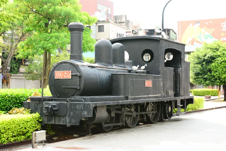 捷運站北側公園內的仿造的四不像蒸汽機車