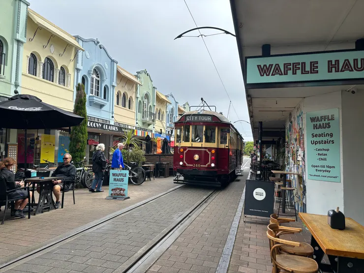 穿越New Regent Street的電車