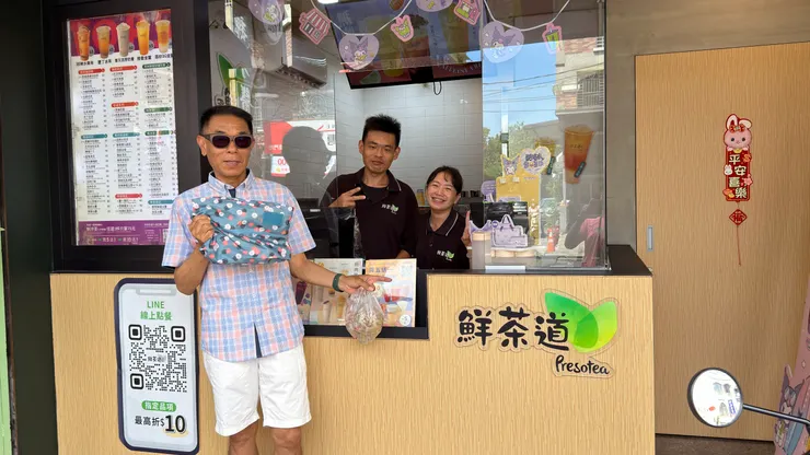 先到「鮮茶道」領拖鞋 獲得民宿老闆、闆娘 贈送花生一包