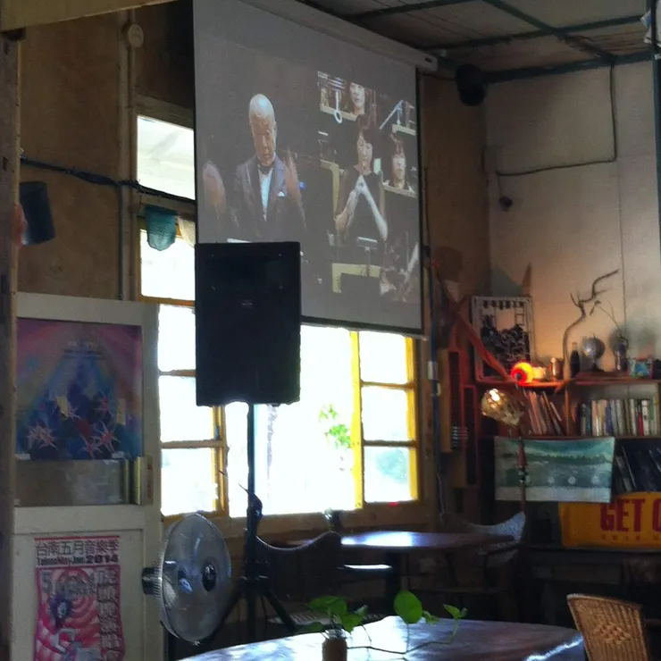 冰店內播放著交響樂曲