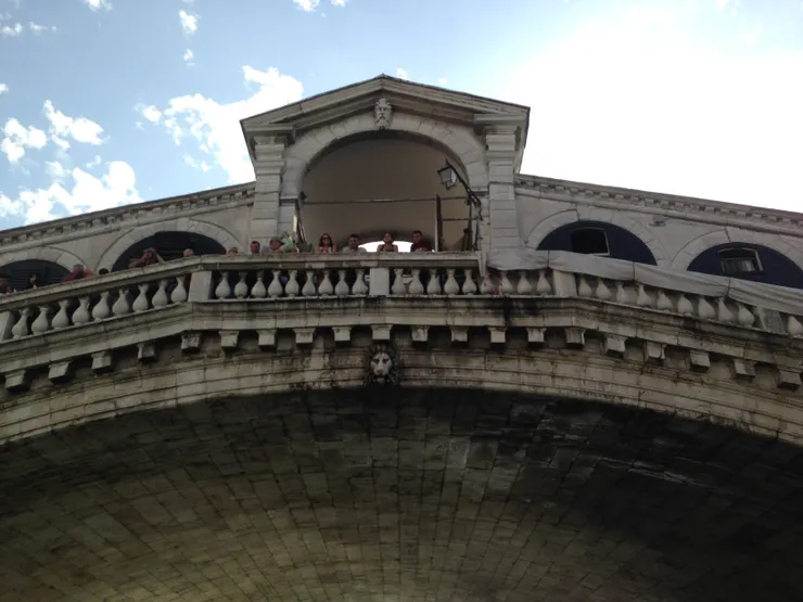 一堆遊客在看我們