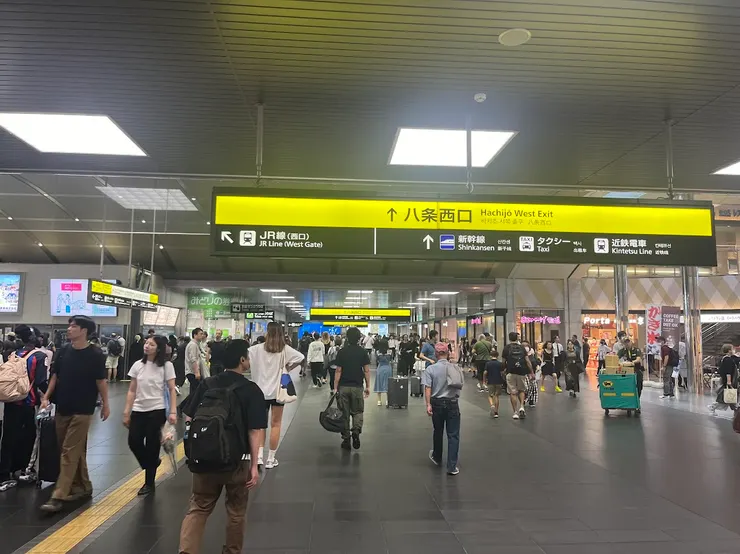 在京都車站往八条西口的方向走（往後站出口的方向）