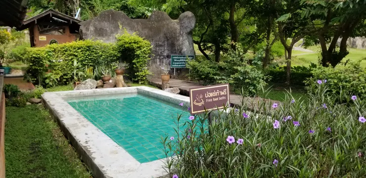 屋子外有浸脚泉，我摸了摸覺得頗熱，夏天應該浸不了，哈哈