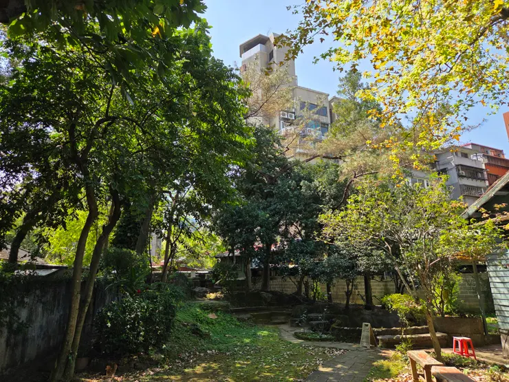 戶外庭院水池、水溝、假山據其夫人夏君璐女士轉述，均由殷先生親建。