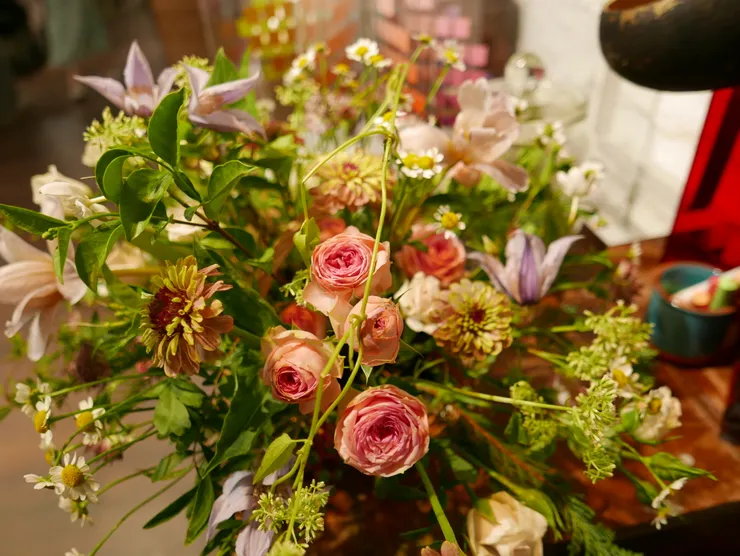 本來覺得粉色迷你玫瑰太粉，但加上去之後才發現這樣顏色才豐富