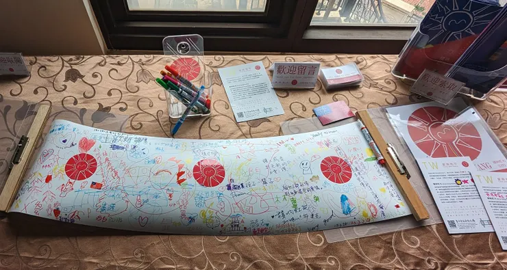 「TW 愛與和平」觀眾留言彩繪區。