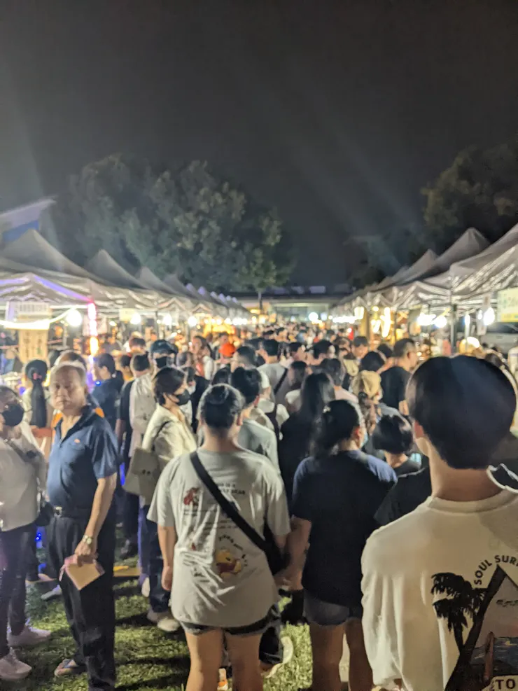 彷彿走入有名的夜市,人超多