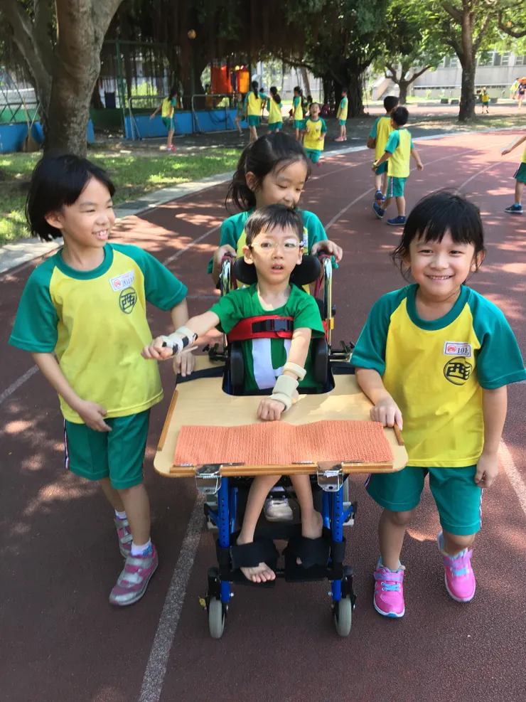 這是在正式入班融合前，每堂下課我帶著祐到校園裡交朋友。孩子都對子祐非常溫柔友善！