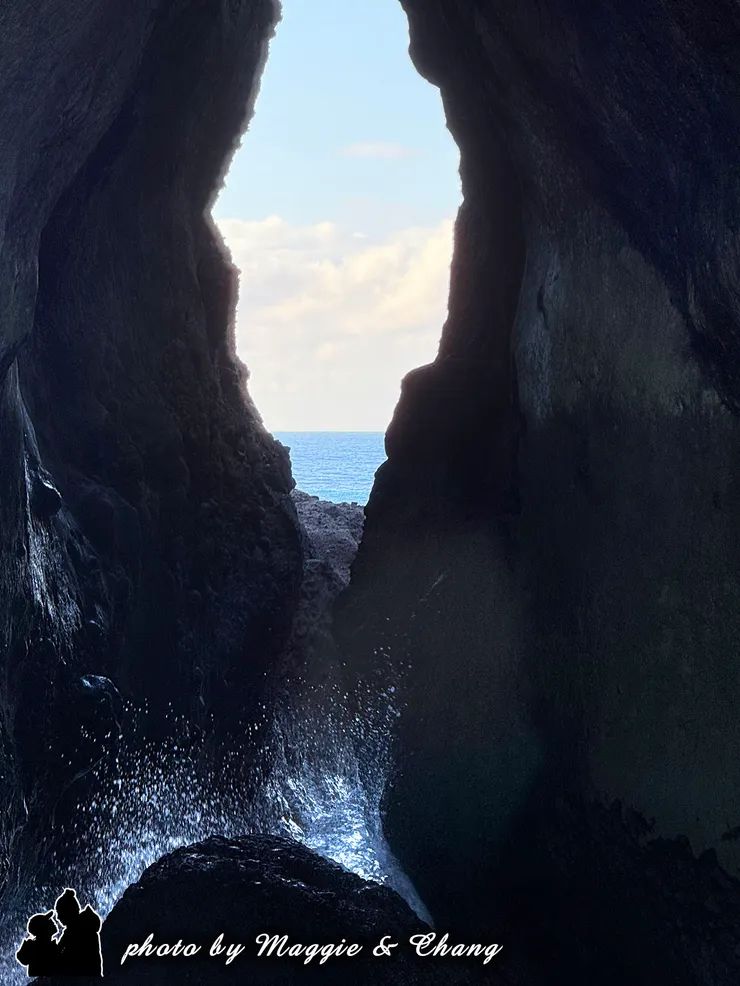 走進這座隱藏在海岸線上的秘境岩洞， 微涼的海風輕撫臉頰， 浪花一次次拍打石頭，激起細碎的白色泡沫。 光影穿透岩縫，閃爍著藍與金的交錯， 讓人忘卻時間、忘卻塵囂。 原來，最美的風景， 永遠藏在願意多走一步的地方。🌊
