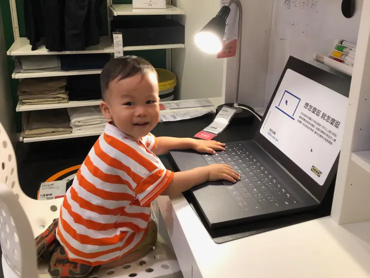 是誰拿模可愛在偷玩電腦？