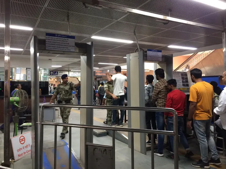 進站前要安檢，人、包分離，男性與女性也不同通道