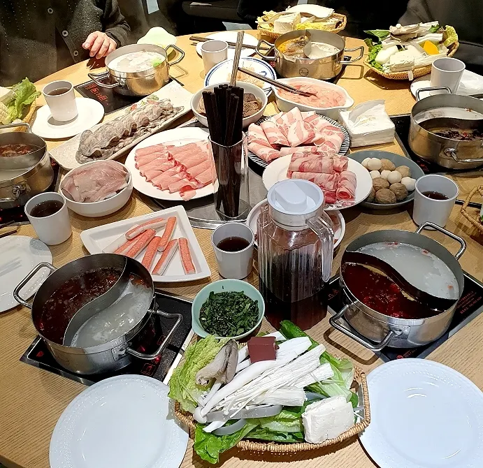 來重慶必吃的麻辣火鍋，還配上酸梅汁