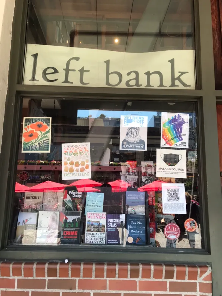 位在觀光景點派克市場旁邊的小型二手左翼書店，不知為何進入店內仍須戴口罩。