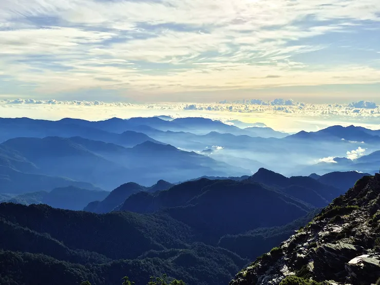 ▲ 這兩張照片讓我想起鄭愁予的詩《山外書》:不必為我懸念，我在山裡／山是凝固的波浪。
