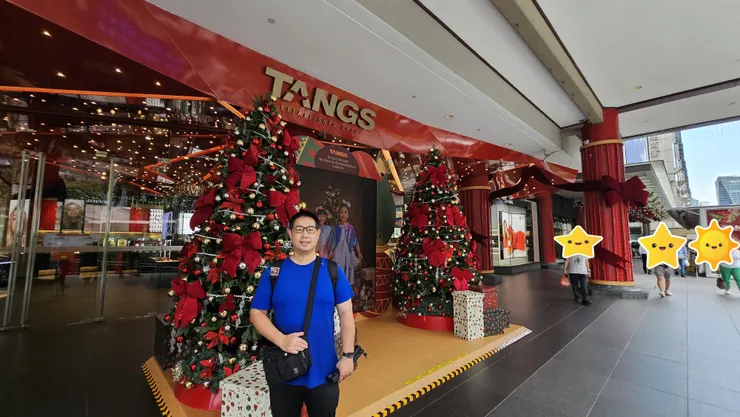 這是唐廣場外面的聖誕樹!位在新加坡最繁華熱鬧的烏節路!