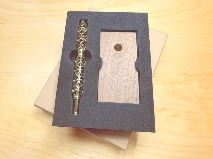 ARTEX「招財進寶書寫禮盒」打開外盒,鋼珠筆和筆座