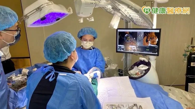 微創植牙技術已逐步在台灣臨床使用多年,結合多項數位設備有助於提升術中精準度與安全性。(圖/牙醫診所提供)