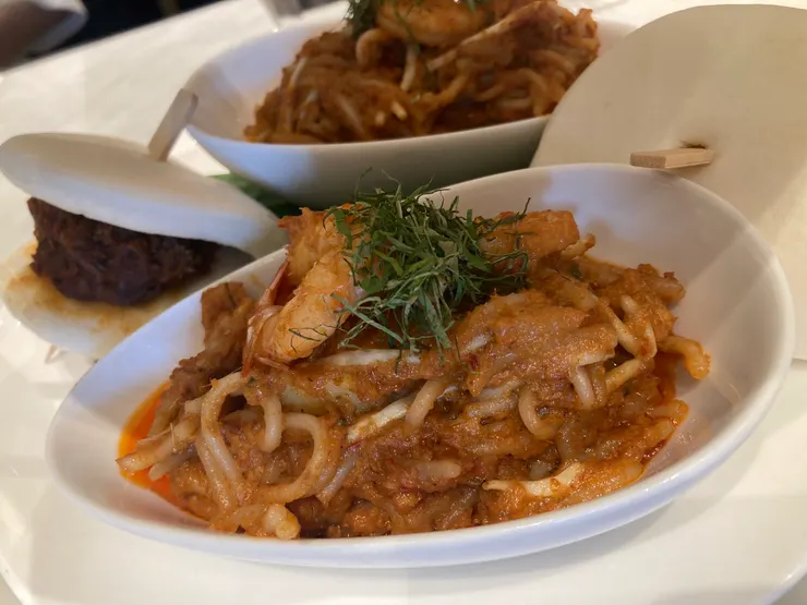 牛肉刈包，牛肉調味很足，刈包皮甜甜的，蝦子義大利面是中辣的程度，好吃！