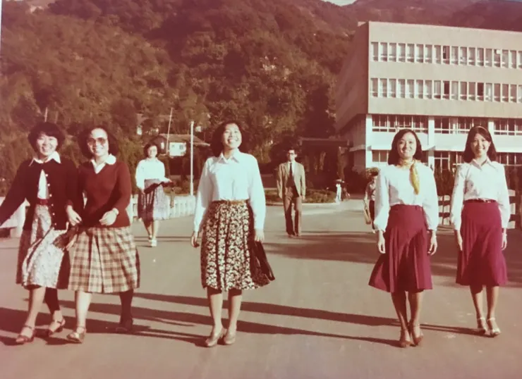 46年前大學校園中的我和閨蜜們，若是在另外一個平行空間中，會有著什麼樣的人生呢？