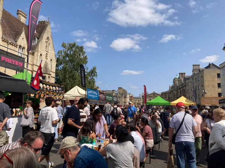 人山人海的戶外市集