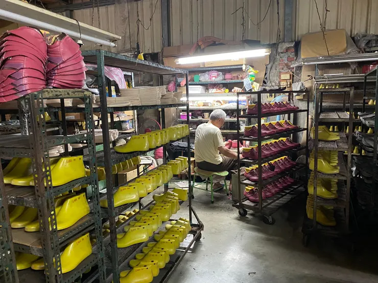 師傅正在黏合鞋底