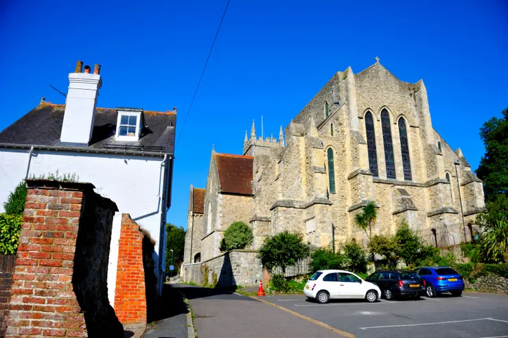 【聖倫納德教堂在望，與民宅間的小路即橡樹路(OAK WALK)。】