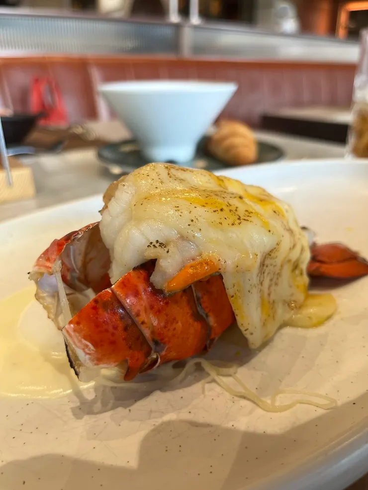主菜2號:焗烤龍蝦尾，蝦肉又彈又甜又新鮮。