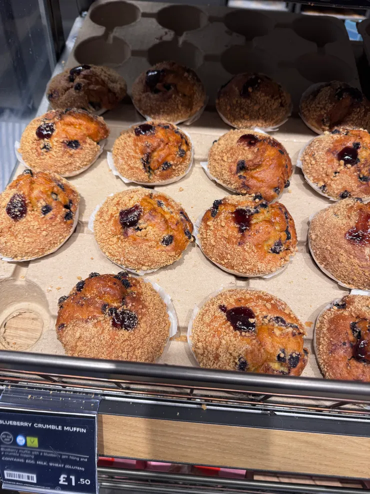 超市販售的當天出爐藍莓馬芬，一個1.5鎊（約台幣60元）