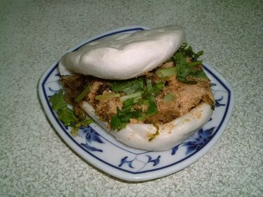 由 竹筍弟弟 - 自行拍攝（Own Work），該項小吃由公館藍家割包提供, Copyrighted free use