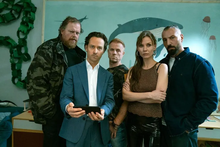 正念、黑道與謀殺交錯的黑色喜劇。