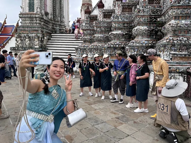 中途被中國大媽們抓去拍照⋯
