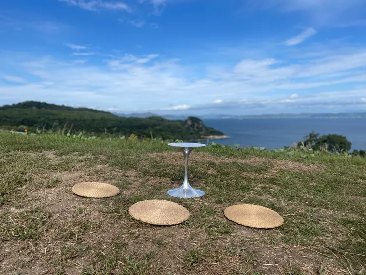 豐島美術館的戶外座位區