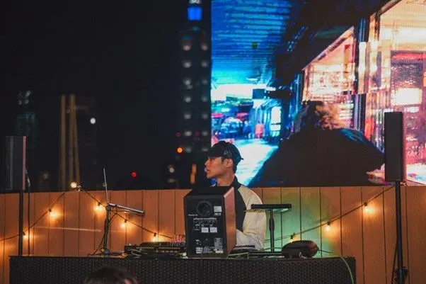 IMDJ每週都會在位於東區的文化交流勝地:Chinatown Taipei高空酒吧進行現場表演,一同在台北這個不夜城裡打造出最理想的放鬆勝地。(圖/IMDJ台北音樂教育學院提供)