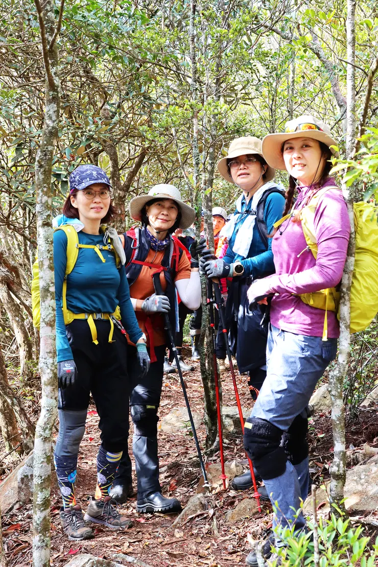 通過大雪山林道隧道上方，拍個照紀錄一下。