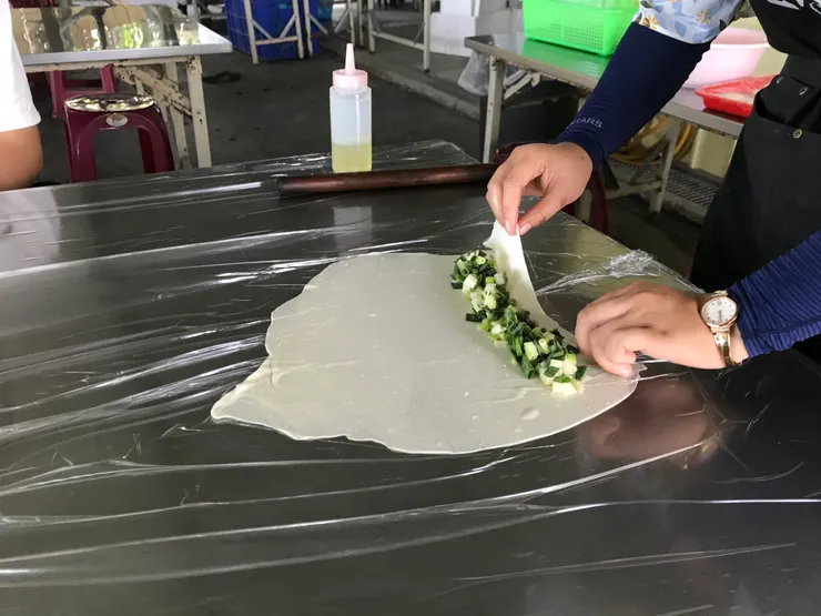 老師示範製作蔥派