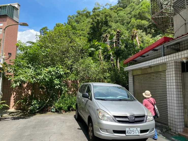 十一命廟在右側最後一棟公寓近山邊