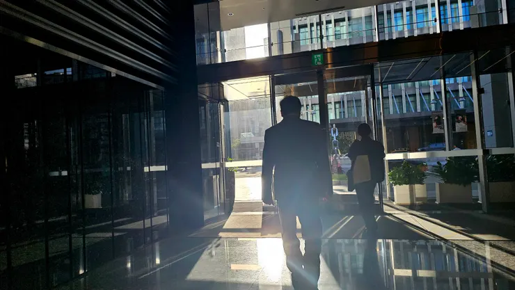 離開大樓的隨手一拍，註解像是：跟著副總的腳步光明無限（？）