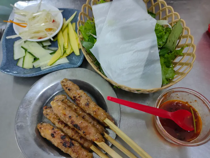 烤肉搭配米紙和各種蔬菜