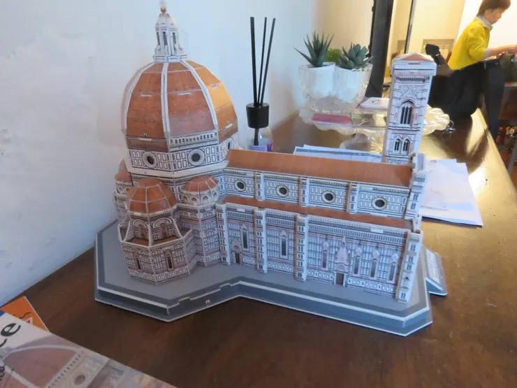 夜宿民宅，佈置溫馨，桌上放聖母百花聖殿模型