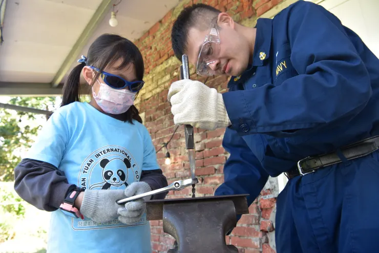 為湯匙加上獨特的扭轉紋