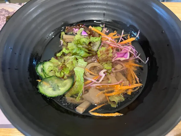 橡子涼粉吃起來軟軟QQ的，本身沒什麼味道，搭配酸甜的冷湯，很開胃